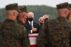 Tổng thống Joe Biden đau đớn đón thi thể lính Mỹ từ Afghanistan
