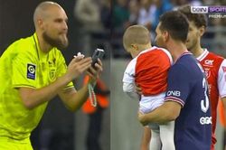Đối thủ nhờ Messi bế con để chụp hình