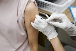 Chất lạ trong vaccine Moderna ở Nhật là mẩu vụn từ nút cao su
