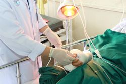 Nối thành công bàn tay đứt lìa nhờ kích hoạt quy trình báo động đỏ