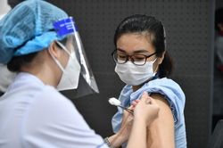 Tiêm vắc xin COVID-19 mũi 2 có bị sốt không?