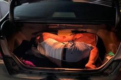 Tuyên Quang: Né chốt kiểm dịch, nam thanh niên trốn trong cốp ô tô