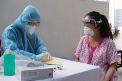 Bệnh viện lên tiếng việc thai phụ và người nhà xếp hàng dài chờ tiêm vắc xin