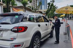 Nhắc nhở 3 thanh niên tụ tập uống rượu, 1 người còn đấm công an ở Hà Nội