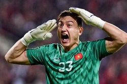 Văn Lâm được trao áo số 1; Messi bị Mbappe che mờ; Man Utd thoát hiểm ở Wolverhampton