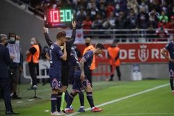 Mbappe tỏa sáng trong ngày Messi chào sân Ligue 1