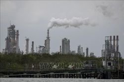 Khả năng OPEC+ điều chỉnh mức tăng sản lượng khai thác dầu thô