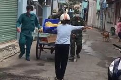 Thoáng thấy bộ đội mang thực phẩm đến, người dân trong xóm mừng rỡ hò reo: 'Bà con ơi bộ đội về nè'