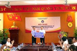 Trao tặng 180 triệu đồng cho học sinh thành tích cao trên địa bàn tỉnh