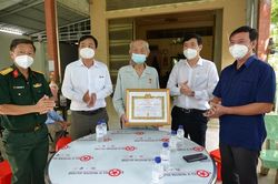 Trao tặng Huy hiệu 40, 60 và 65 năm tuổi Đảng cho 3 đảng viên