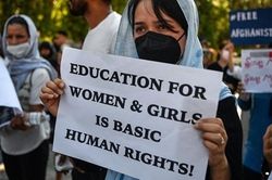 Taliban cấm nam nữ học chung
