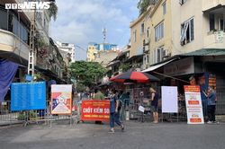 Hoạt động trở lại, chợ Hàng Bè in bảng lớn thay dán giấy chi chít để mời hàng