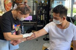 Thanh niên 'cuồng vợ' xăm giấy đăng ký kết hôn lên tay để 'đánh dấu chủ quyền'