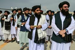 Taliban ăn mừng ở sân bay Kabul, tạo dáng chụp hình bên vũ khí Mỹ