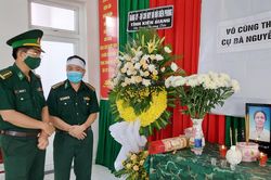 Hai cán bộ biên phòng lập bàn thờ vọng mẹ tại đơn vị
