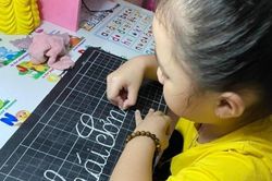 Người mẹ ở TP.HCM chỉ cách tránh căng thẳng khi dạy chữ cho trẻ lớp 1