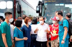 Vợ chồng, anh chị em ruột cùng gác lại việc riêng lên đường chống dịch