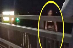 Thiếu nữ nhảy cầu Nhật Tân rồi... tự bơi vào bờ