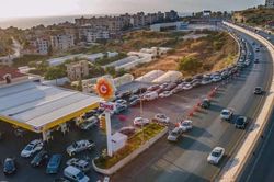 Iran cảnh báo không nước nào được 'động đến' tàu chở dầu tới Lebanon