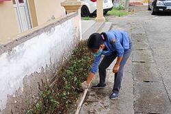 Niềm vui mùa giãn cách của tôi: dọn rác ở nhà ga, gửi quà cho lũ trẻ