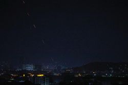 Taliban bắn súng chỉ thiên ăn mừng phi cơ sơ tán cuối cùng của Mỹ rời đi