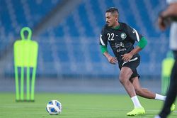Cầu thủ Saudi Arabia tập cách rê bóng vượt qua Việt Nam