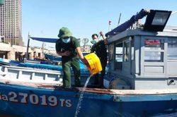 Linh động cho ngư dân đi bơm, tát nước ra khỏi tàu cá khi mưa to
