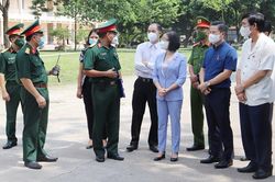 Đoàn đại biểu Quốc hội thành phố Hà Nội tặng quà các đơn vị tuyến đầu chống dịch