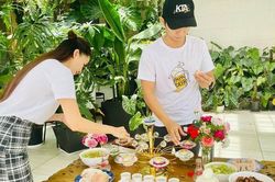 Hành động mới sau màn livestream khóc lóc của Khánh Thi: Khoe chồng trẻ chu đáo trong ngày giỗ bố vợ
