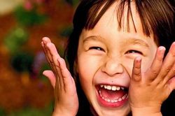 Ai cũng biết là nên cười nhiều, nhưng từ lứa tuổi nào chúng ta bắt đầu ít cười dần đi?