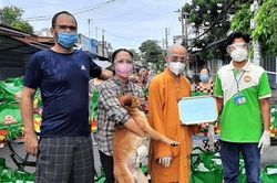 Ông Tây ở TP.HCM mang nghìn túi thực phẩm giúp người nghèo