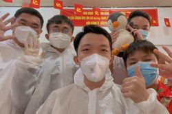 Nhóm tình nguyện viên ở TP.HCM đàn hát trong giờ giải lao