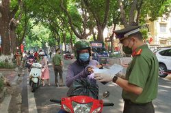 Hà Nội: Xử phạt hơn 1.000 trường hợp vi phạm phòng chống dịch, phát hiện 50.000 que tets Covid trôi nổi
