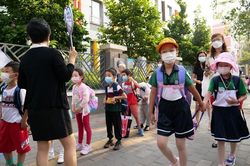 Học sinh phổ thông Trung Quốc khai giảng năm học mới