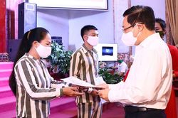 Ngày trở về của những người được đặc xá