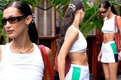 Bella Hadid mặc áo ngắn hơn nội y sau khi tiết lộ từng cố trở thành 'robot tình dục'