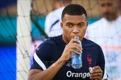 Mbappé ở lại PSG - một hành trình sang trang mới đầy trắc trở