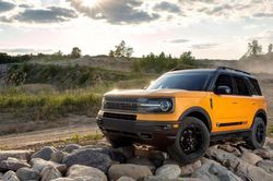 Ford gửi võng để xoa dịu khách hàng đợi xe Bronco