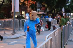 Hà Nội: Bắt đầu di chuyển người dân ra khỏi khu vực phong tỏa phường Thanh Xuân Trung