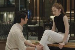 Hai vợ chồng đang gần gũi thì con mèo chạy qua làm vỡ bình hoa, chồng bật dậy vơ vội mảnh vỡ khiến tôi ngớ người