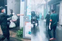 Clip: Các anh bộ đội đi phát lương thực giữa trời mưa tầm tã khiến ai nấy đều xúc động