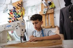 Bé 13 tuổi là thợ may trẻ nhất ở Dải Gaza