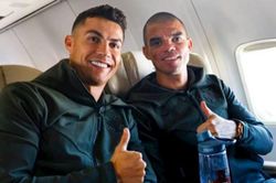 Ronaldo xem lại bàn thắng lịch sử trên xe buýt