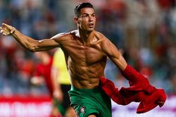 Phá kỷ lục ghi bàn của Ali Daei, Ronaldo đi vào lịch sử