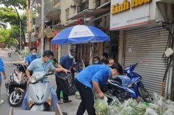 Đội 'đi chợ giúp dân' tất bật chuyển hàng tới khu vực phong tỏa ở Hà Nội
