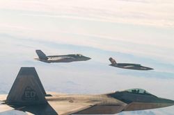 Tiêm kích F-22 đấu với F-35