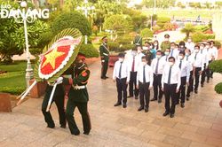 Lãnh đạo thành phố dâng hương tưởng niệm các anh hùng liệt sĩ
