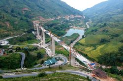 Trên công trường đường nối cao tốc Nội Bài - Lào Cai đi Sa Pa