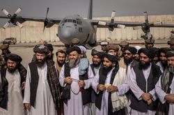 Taliban 'chết đuối vớ được cọc' khi được Qatar giúp vận hành sân bay Kabul