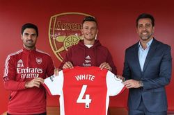 Arsenal lạc lối ở Premier League